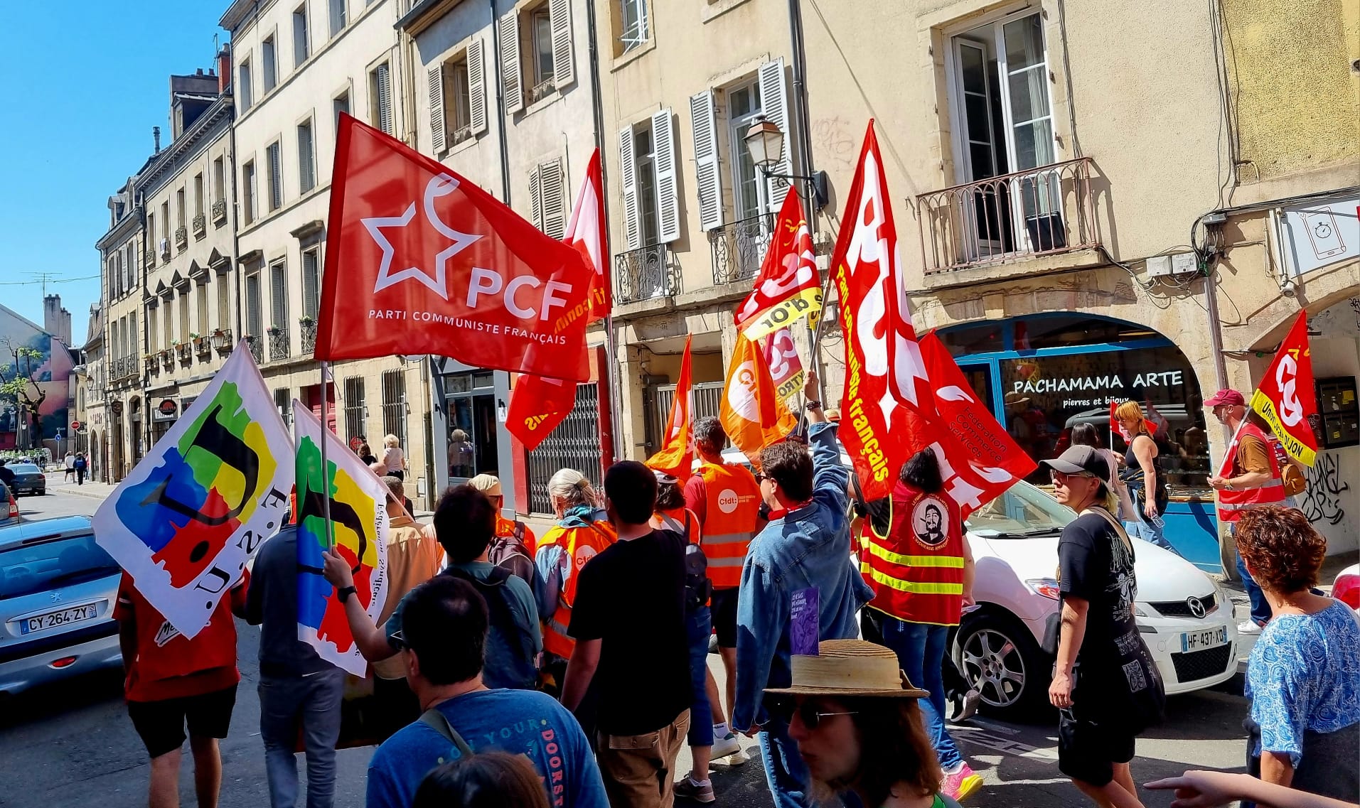 1er Mai – 2 500 Dijonnais disent non à la disparition de nos droits fondamentaux