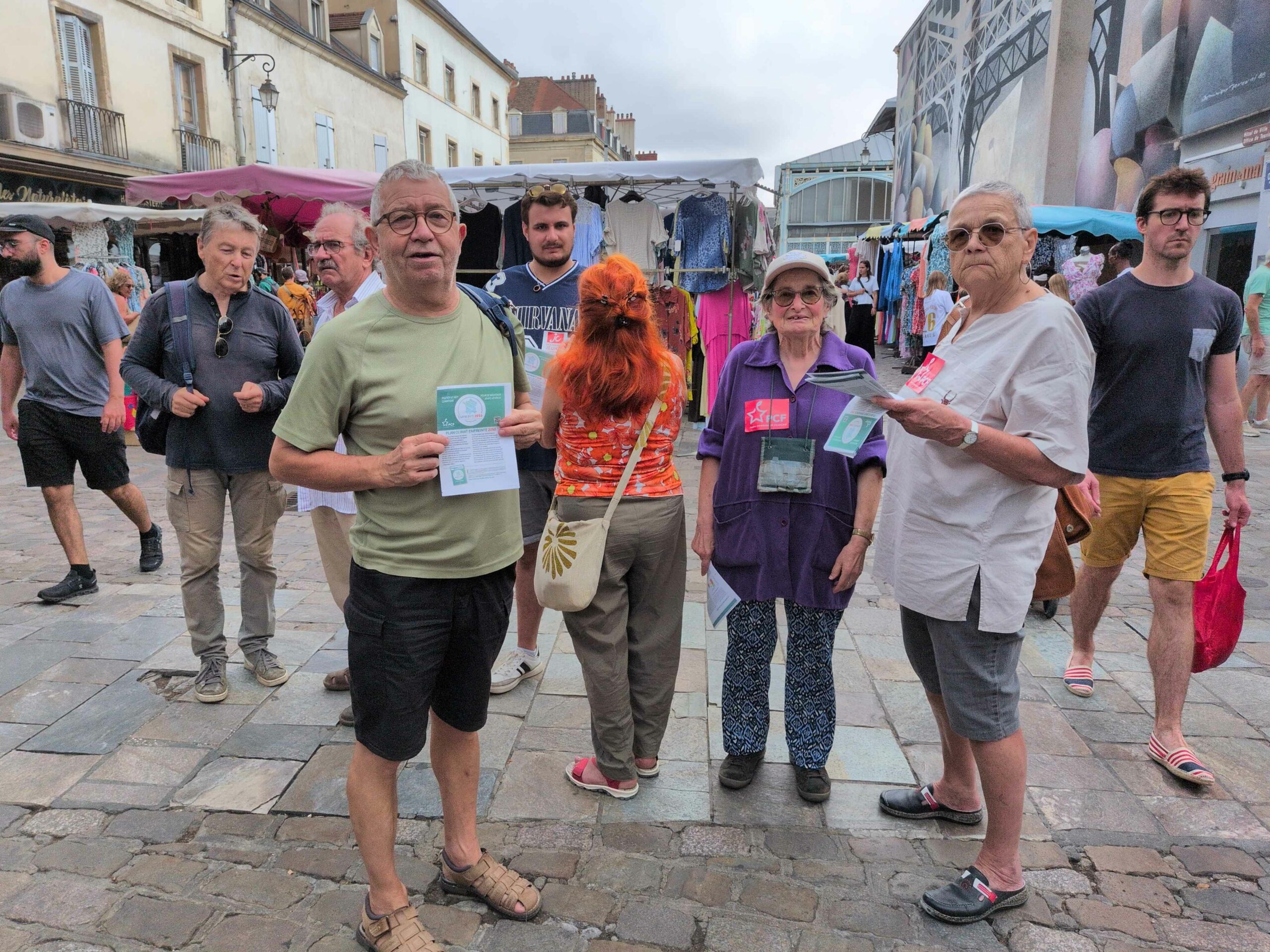 Distribution de tracts sur le plan climat Empreinte 2050
